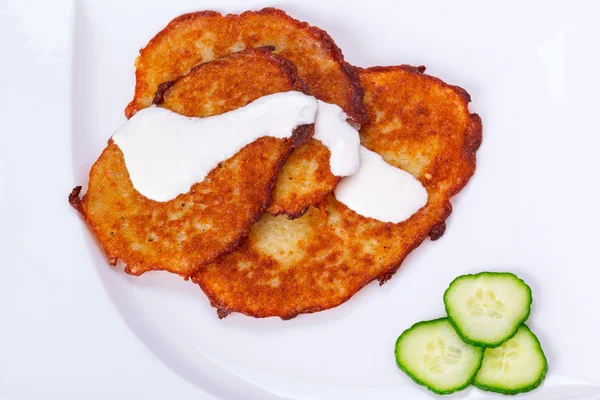 Potato pancakes with sour cream — Stock Photo, Image