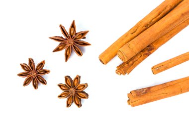Anise yıldızları ve tarçın çubukları