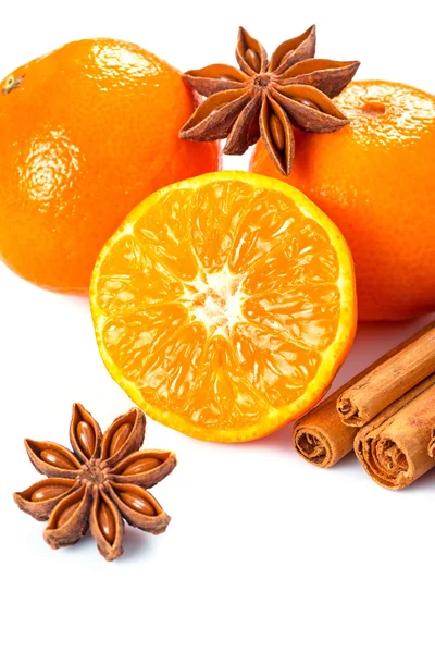 Oranje fruit, kaneelstokjes en anijs sterren — Stockfoto