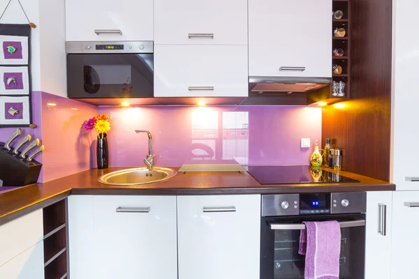 Moderne wit en paarse keuken — Stockfoto