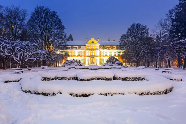 Зимний пейзаж Дворца аббатов в снежном парке Гданьска — стоковое фото