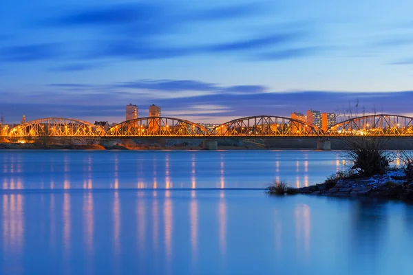 Ponte sobre o rio Vístula em Grudziadz ao entardecer — Fotografia de Stock