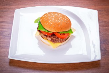 Hamburger ızgara sığır eti ile