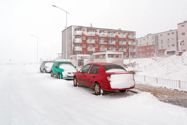 Снежная улица после зимней атаки — стоковое фото