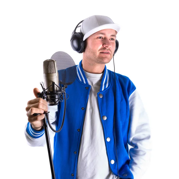 Молодой человек с микрофоном и наушниками — стоковое фото