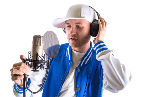 Молодой человек с микрофоном и наушниками — стоковое фото