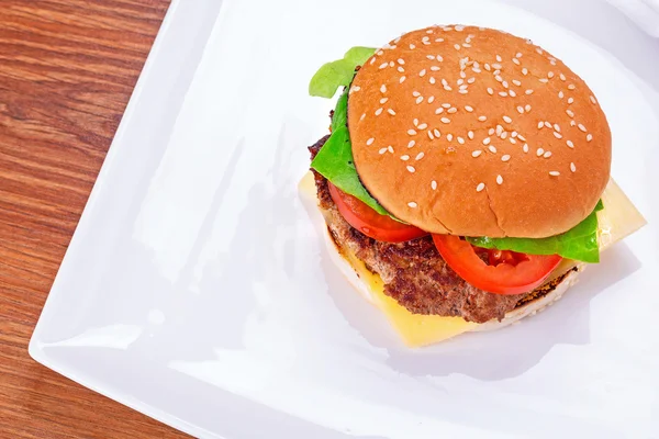 Hamburger met gegrilde rundvlees — Stockfoto