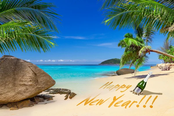Feliz año nuevo signo en la playa tropical —  Fotos de Stock