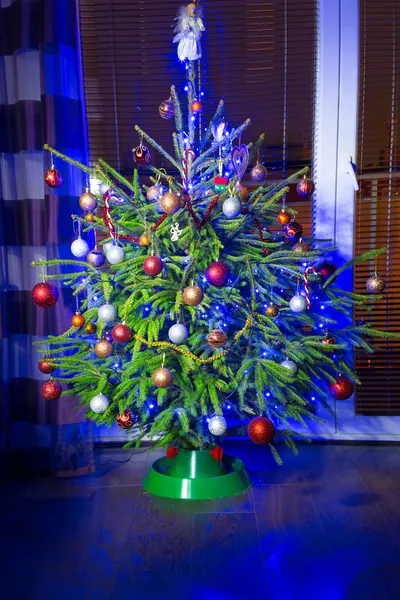 Julgran med dekorationer — Stockfoto