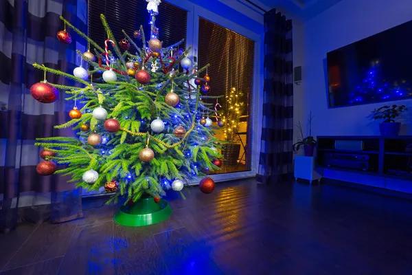 Weihnachtsbaum mit Dekoration — Stockfoto