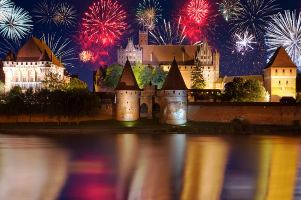 Año Nuevo espectáculo de fuegos artificiales en Malbork —  Fotos de Stock