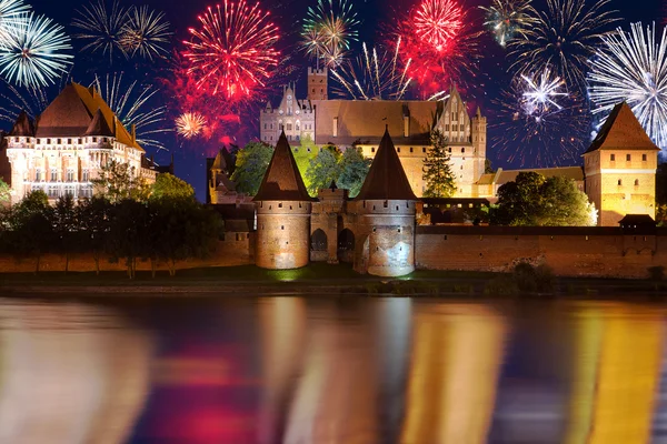 Szilveszteri tűzijáték megjelenítése malbork — Stock Fotó