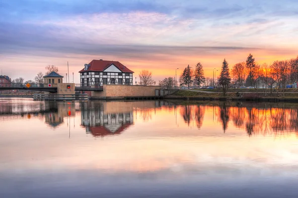 Bridge arkitekturen elblag kanalen vid solnedgången — Stockfoto