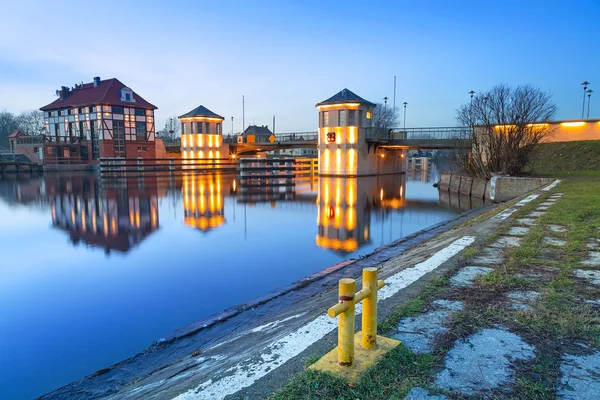 Most architektura na elblag kanálu v noci — Stock fotografie