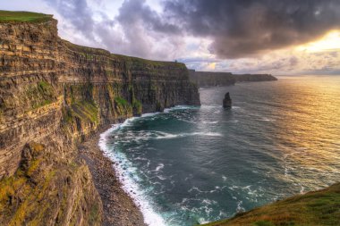 gün batımında moher kayalıklarla