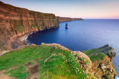 gün batımında moher kayalıklarla
