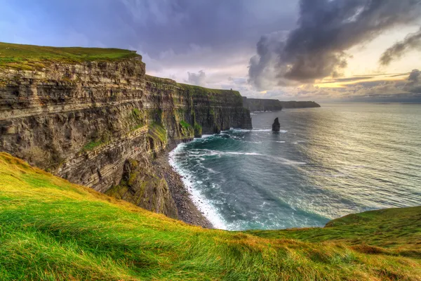 Gün batımında moher kayalıklarla — Stok fotoğraf