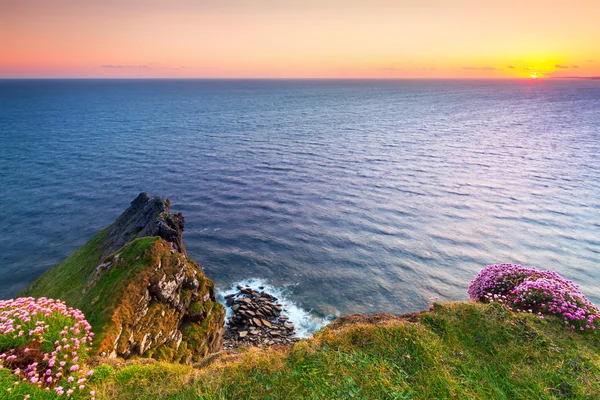 Gün batımında moher kayalıklarla — Stok fotoğraf