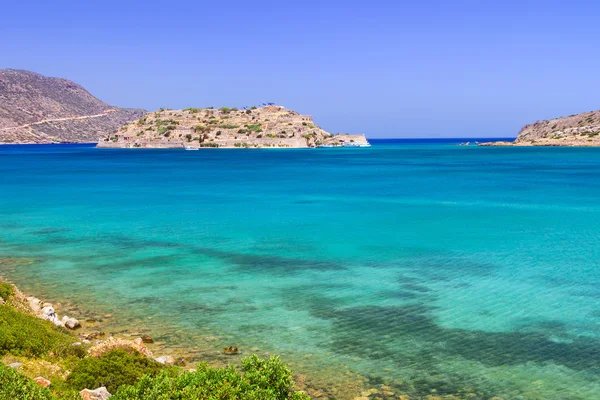 Бирюзовая вода залива Мирабелло на Крите — стоковое фото