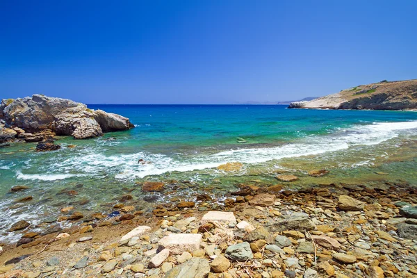 Playa rocosa con laguna azul en Creta — Foto de Stock