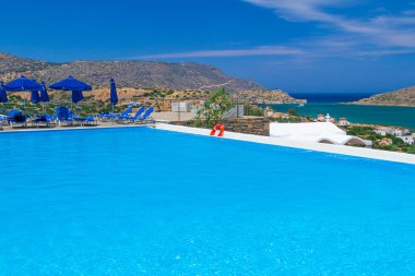 Yunanistan'da mavi Yüzme Havuzu