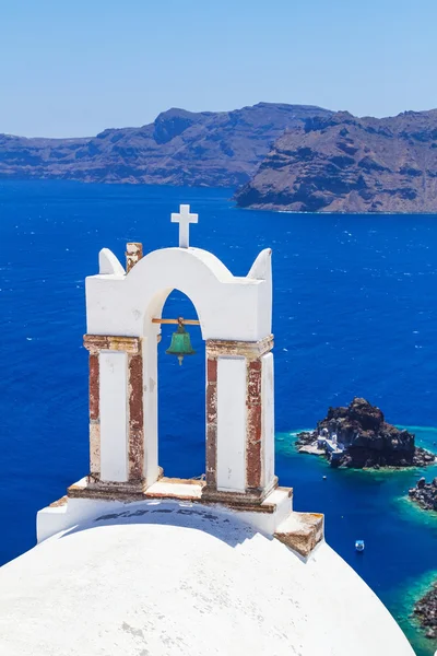 Arquitetura branca da cidade de Oia na ilha de Santorini — Fotografia de Stock