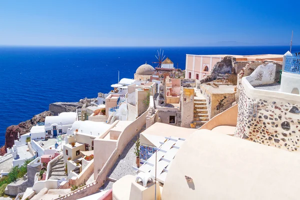 Arquitetura branca da cidade de Oia na ilha de Santorini — Fotografia de Stock