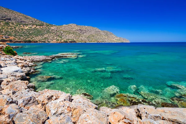 Acqua turchese della baia di Mirabello a Creta — Foto Stock