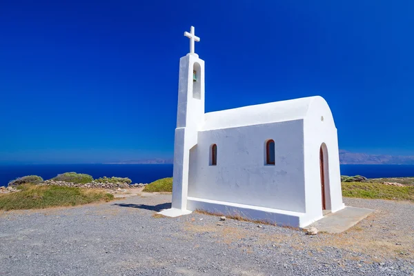 Λευκή εκκλησία στην ακτή της Κρήτης — Φωτογραφία Αρχείου