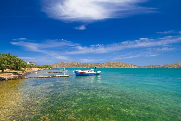 Barcos de pesca na costa de Creta — Fotografia de Stock