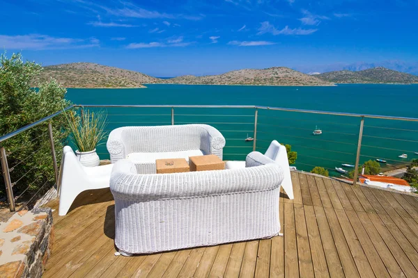 Canapés blancs avec vue sur la baie Mirabello — Photo