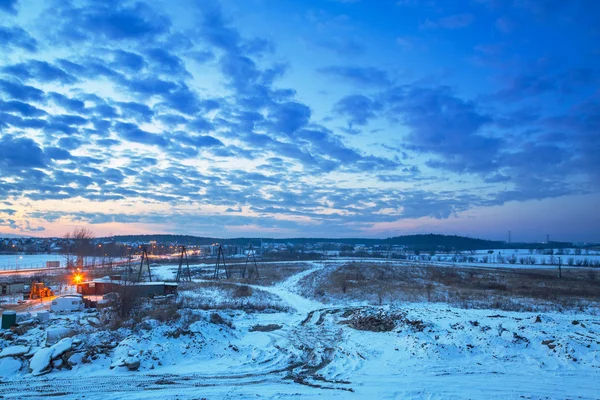 Tramonto invernale sul prato innevato — Foto Stock