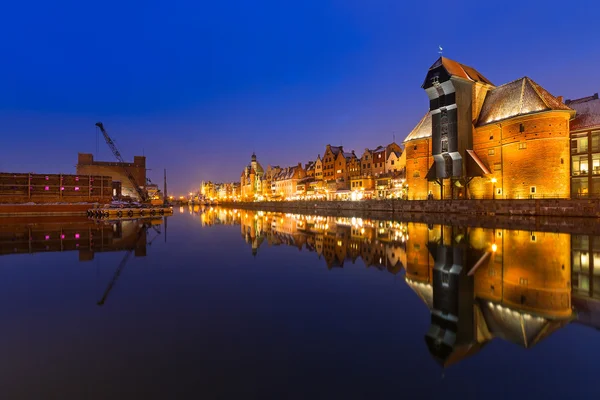 Vieille ville de Gdansk avec ancienne grue la nuit — Photo