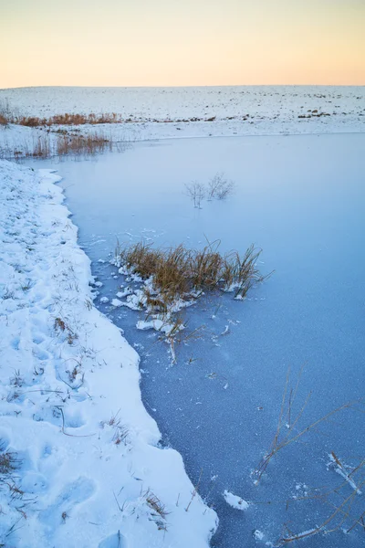 Wintersonnenuntergang über gefrorenem Teich — Stockfoto