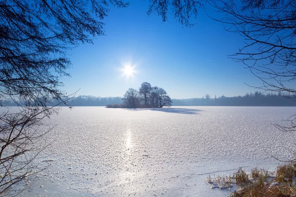 Donmuş gölün kış manzarası — Stok fotoğraf