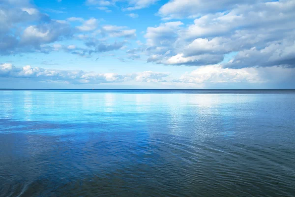 Calm Baltic sea with blue sky — Stock Photo, Image