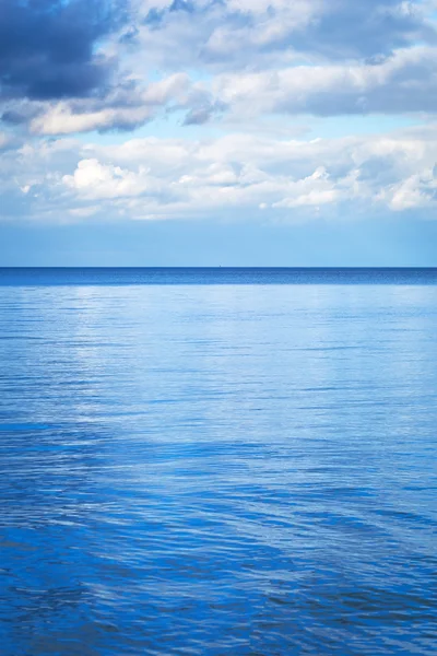 Mer Baltique calme avec ciel bleu — Photo