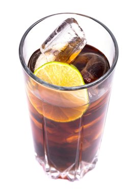 buz ve limon ile uzun bardak kola