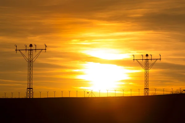 Puesta de sol sobre pista del aeropuerto —  Fotos de Stock