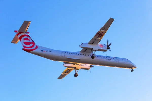 EuroLOT vliegtuig landing op lech walesa airport in gdansk — Stockfoto