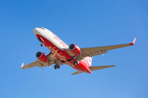 Avión de Air Berlin aterrizando en el aeropuerto de Gdansk —  Fotos de Stock