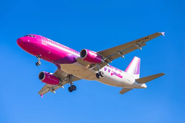 Wizz air flyg landar på flygplatsen i gdansk터키 탈출 만화 마스코트 캐릭터 — Stockfoto