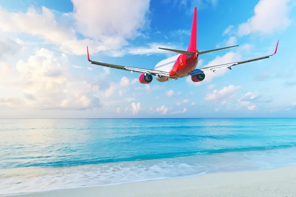 Aircraft flying over the beach — Stock Photo, Image