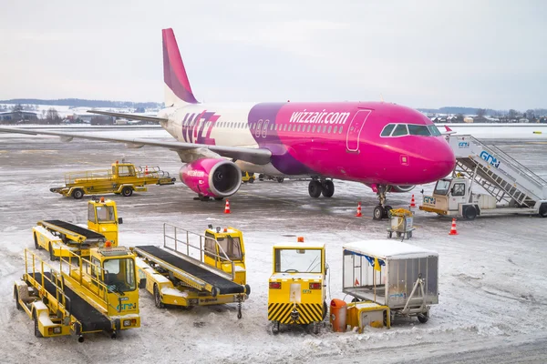 Avion Wizz sur l'aéroport de Lech Walesa à Gdansk — Photo