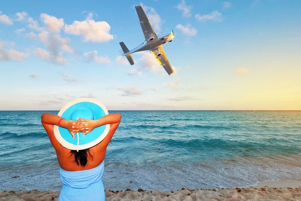 Mulher desfrutando de férias tropicais — Fotografia de Stock