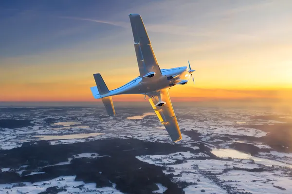 Flugzeug fliegt am Himmel — Stockfoto