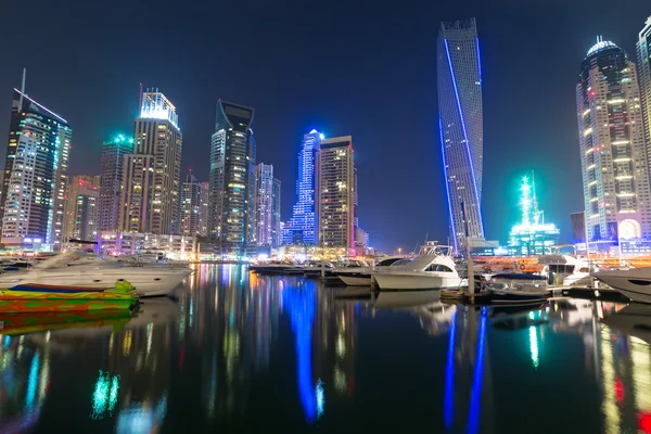 Wolkenkratzer des Jachthafens von Dubai bei Nacht — Stockfoto