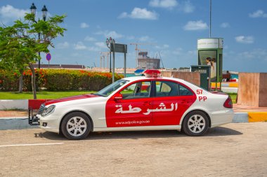 abu Dabi sokakta polis arabası