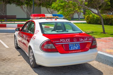 abu Dabi sokakta polis arabası
