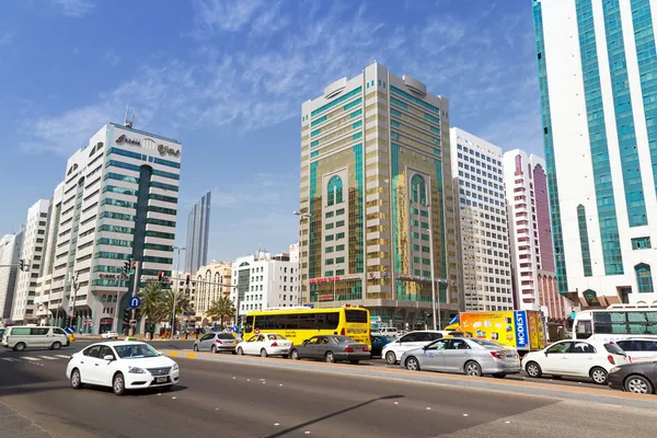 Calles de Abu Dhabi, Emiratos Árabes Unidos — Foto de Stock